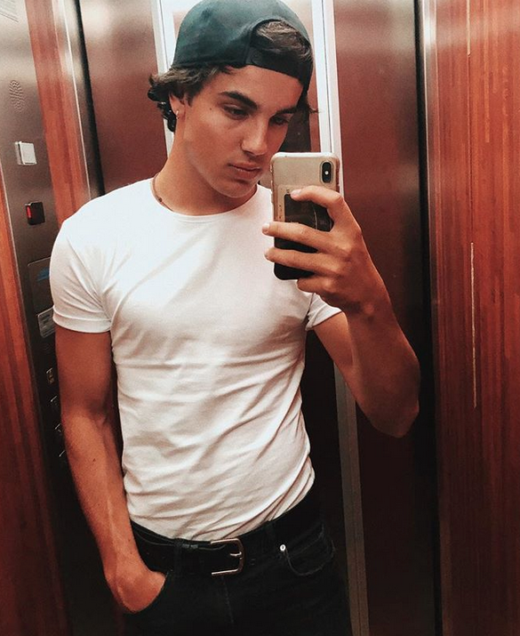El guapo hermano de Mario Casas mostró su rostro después ...